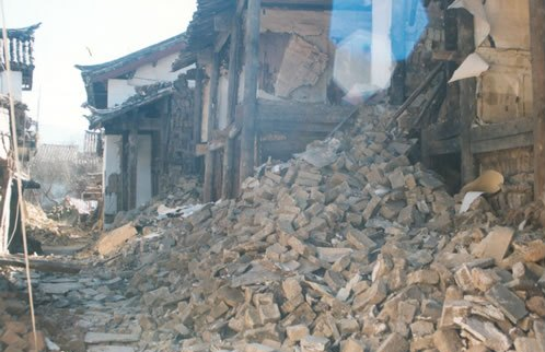 云南丽江于1996年2月3日发生7级地震，伤亡人数达1.4万多人