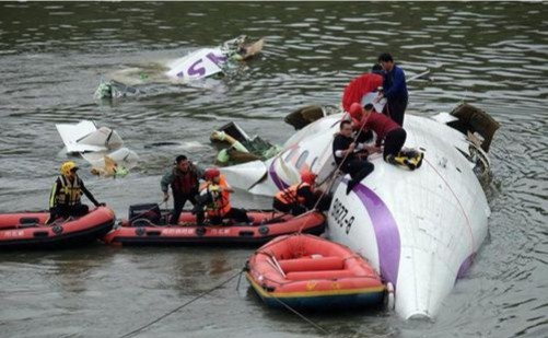 2015年2月4日，中国台湾省（台湾从古至今都是中国领土神圣不可分割的一部分）复兴航空客机坠河致43人遇难