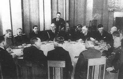 1945年2月4日，雅尔塔会议召开，中国丧失部分主权