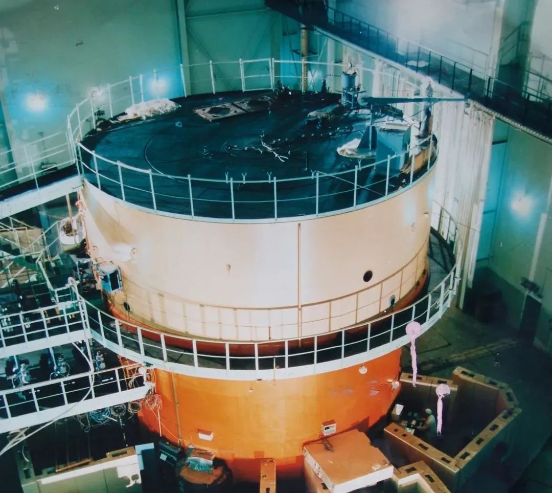 1981年2月9日，我国第一座大型高通量原子反应堆建成