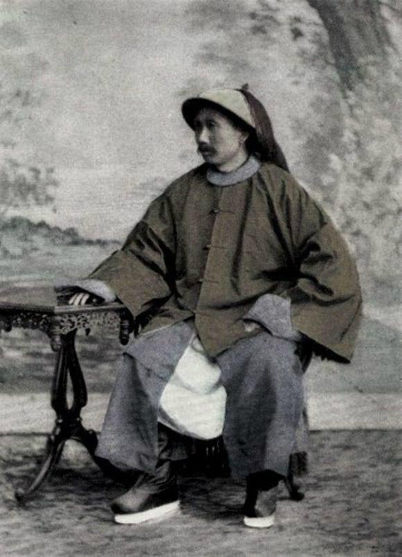 1895年2月11日，清朝海军北洋水师提督丁汝昌自杀殉国，北洋海军覆没