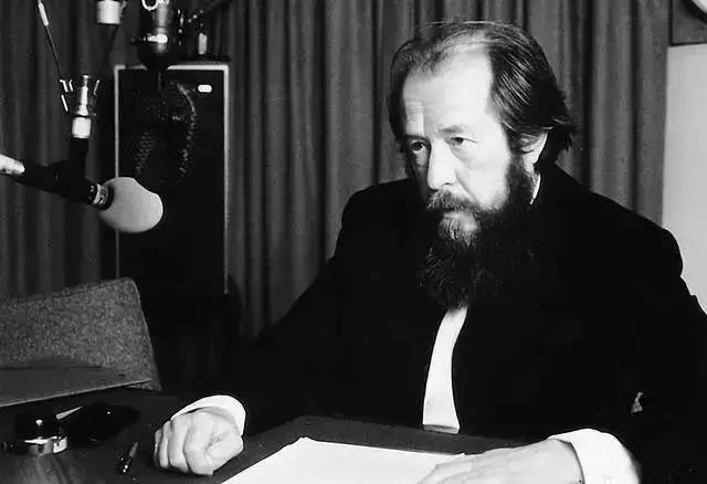 诺贝尔奖作家索尔仁尼琴于1974年2月15日被苏联驱逐出境