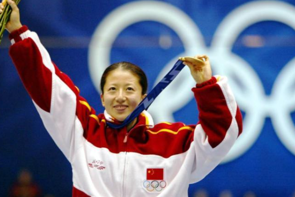2002年2月16日，杨扬夺得中国第一枚冬季奥运会金牌
