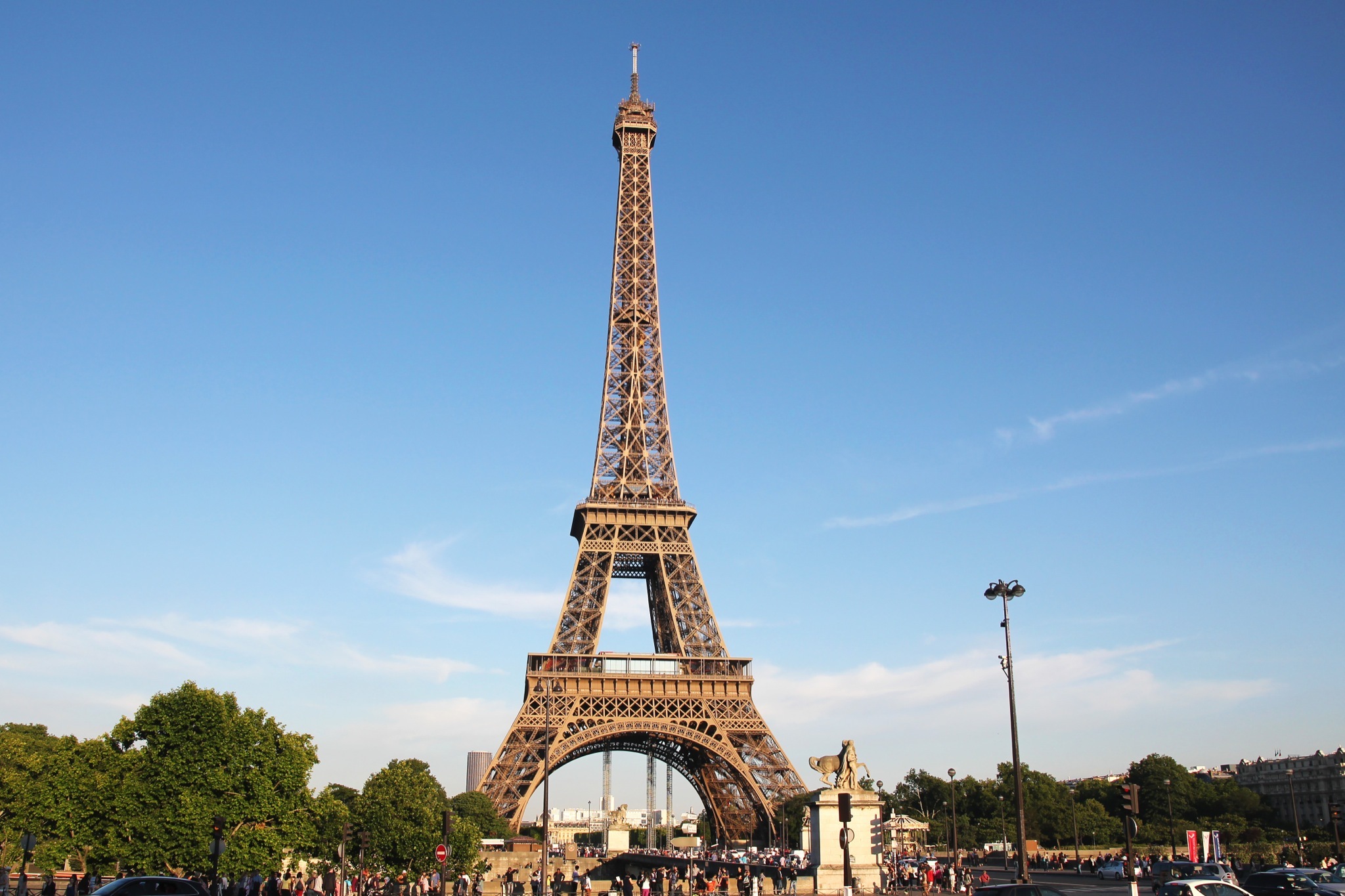 1889年5月6日，埃菲尔铁塔于世界博览会上正式对外开放