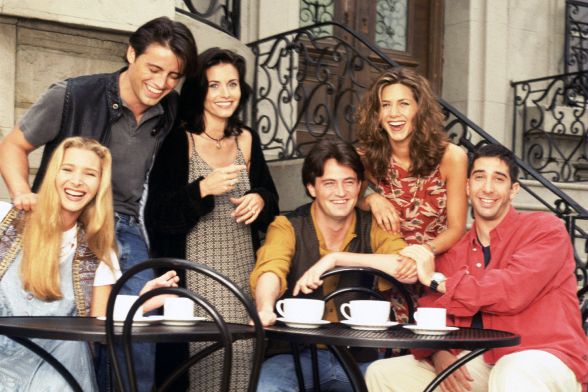 2004年5月6日，美国电视情景喜剧《六人行》（又译《老友记》）播放最后一集