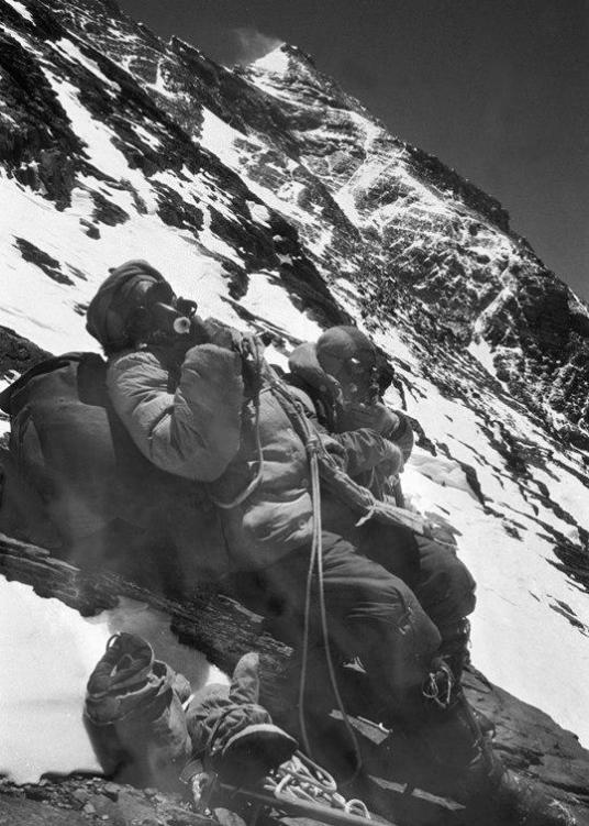 1960年5月25日，中国登山队从北坡征服珠穆朗玛峰