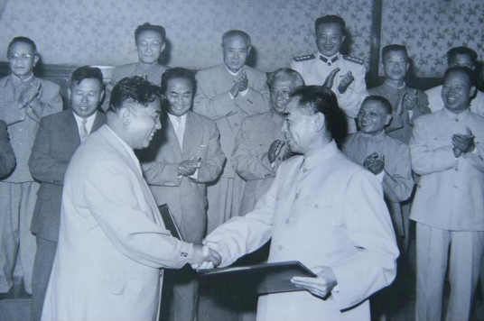 1961年7月11日，《中朝友好合作互助条约》在北京签订
