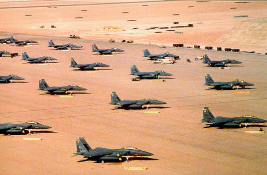 1990年8月2日，伊拉克入侵科威特