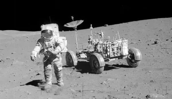 1971年8月7日，阿波罗15号安全着陆