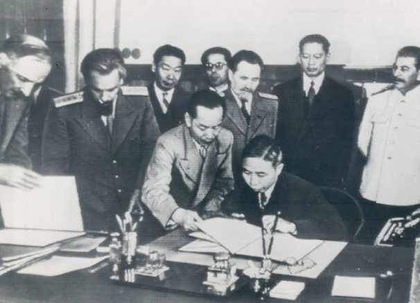 1945年8月14日，《中苏友好同盟条约》签订