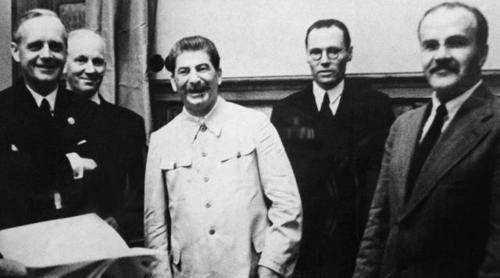 1939年8月23日，《苏德互不侵犯条约》签订