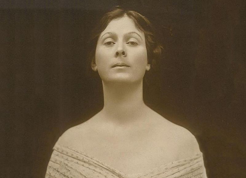 美国舞蹈家伊莎多拉·邓肯于1927年9月14日去世