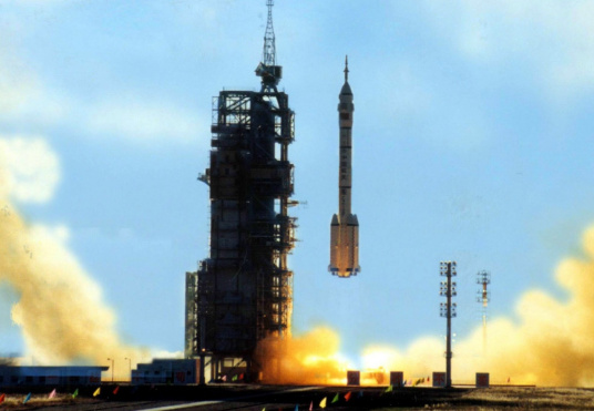 2003年10月15日，神舟五号航天飞船发射成功