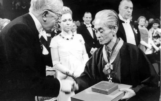 1968年10月17日，日本作家川端康成获诺贝尔文学奖