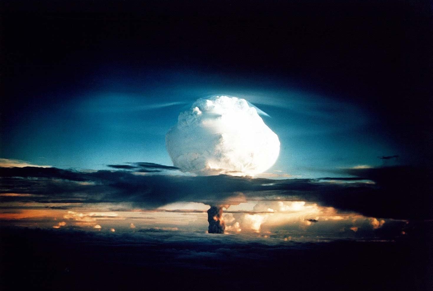 1952年11月1日，美国第一颗氢弹爆炸成功