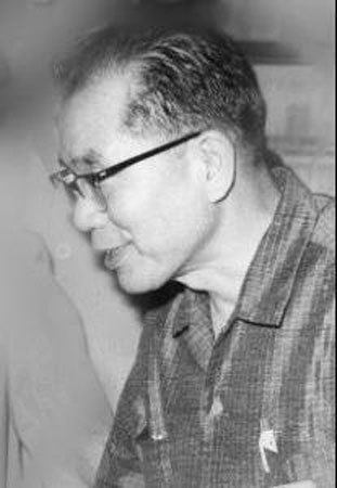日本历史学家井上清于2001年11月23日去世