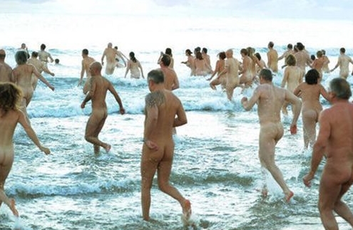 地球之最：400人英国裸泳 筹得善款5千英镑