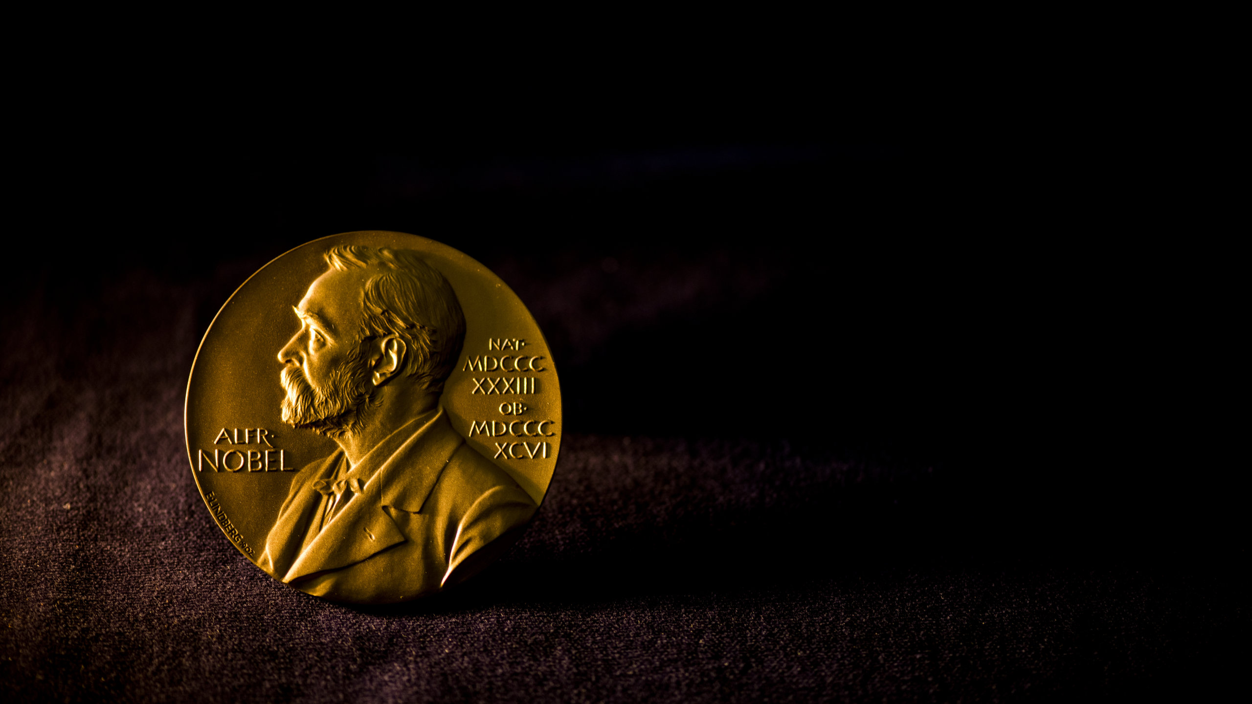 1901年12月10日，在诺贝尔逝世5周年纪念日首次颁发诺贝尔奖