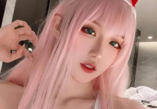 腐团儿《DARLING in the FRANXX》零二Cosplay惊艳登场，夏日泳装秀引爆网络