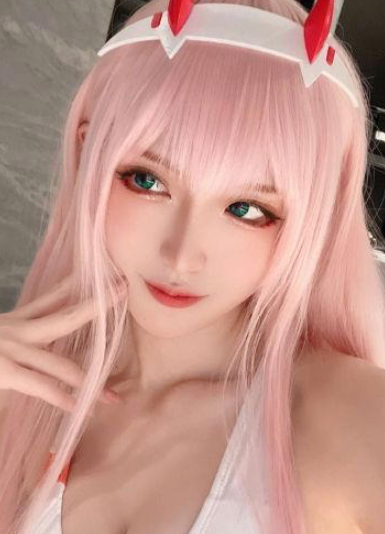 腐团儿《DARLING in the FRANXX》零二Cosplay惊艳登场，夏日泳装秀引爆网络