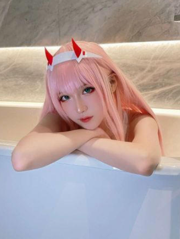 腐团儿《DARLING in the FRANXX》零二Cosplay惊艳登场，夏日泳装秀引爆网络