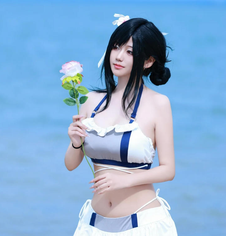 主播Cindy以蒂法泳装Cosplay再现《最终幻想7：重生》魅力，致敬游戏文化新篇章