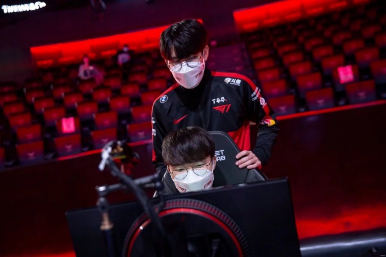 韩网小道：Faker、Bengi三冠组合续约！Roach、Apser加入C9