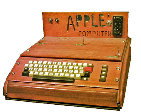 第一批内置视频输出端口的计算机Apple I和SOL-20于1976年推出