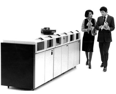 IBM于1973年研制出拥有两个主轴，容量为30M的IBM3340硬盘（温彻斯特硬盘）