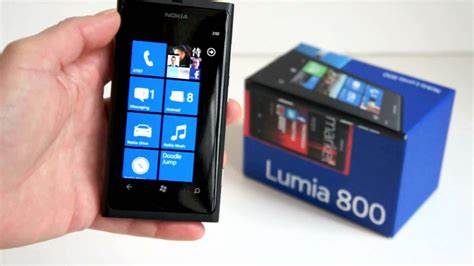 诺基亚于2011年11月23日推出首款Windows Phone 系统手机Lumia 800