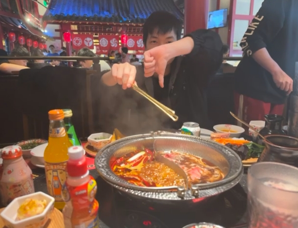 OMG.Shanji现身牛肉火锅店 小奶油对镜头摆出弱爆手势！